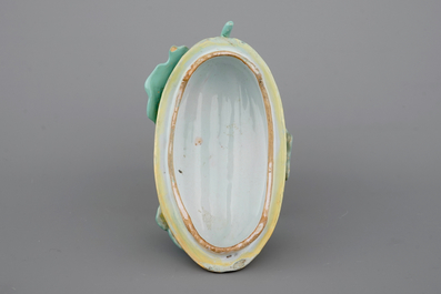 Een Duitse faience meloenvormige terrine op blad, Schrezheim, 18e eeuw
